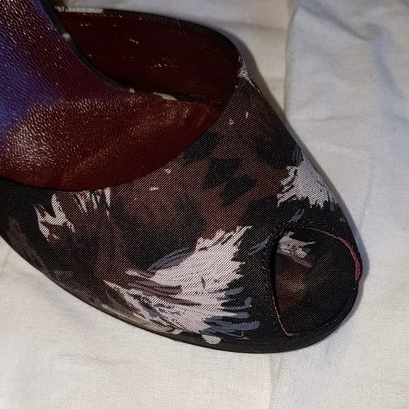 Prada Black/Brown Peep-toe Flower Print Heel - Picture 2 of 6